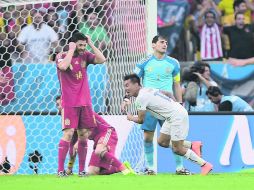 Mal inicio. Un balón que perdió Alonso (14) en el mediocampo generó el primer gol chileno, obra de Vargas. AFP /