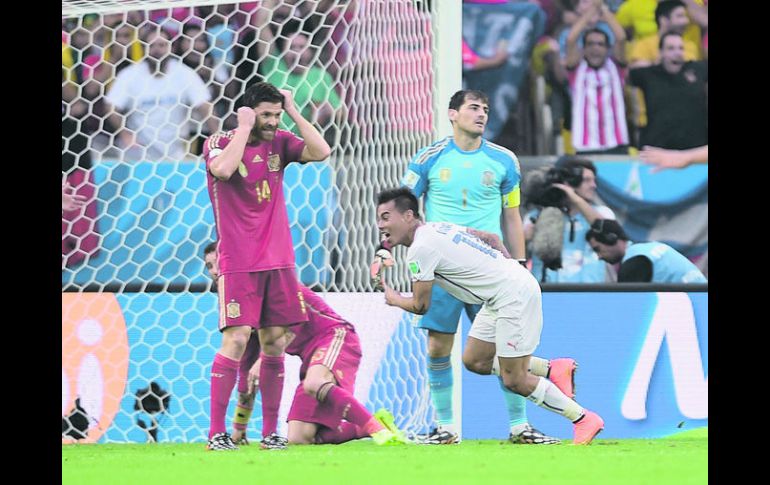 Mal inicio. Un balón que perdió Alonso (14) en el mediocampo generó el primer gol chileno, obra de Vargas. AFP /