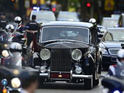 Los nuevos reyes viajan en un Rolls-Royce de época de Patrimonio Nacional. AFP /