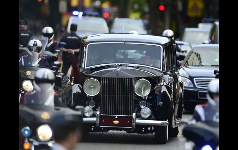 Los nuevos reyes viajan en un Rolls-Royce de época de Patrimonio Nacional. AFP /