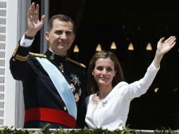 Felipe y Letizia salen a saludar al balcón del Palacio de Oriente por espacio de unos seis minutos. EFE /