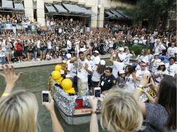 La comitiva de los Spurs desfiló en barco por la principal área turística de la ciudad, frente a cientos de miles de aficionados. AFP /