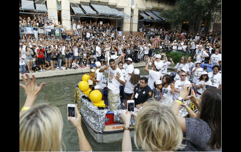 La comitiva de los Spurs desfiló en barco por la principal área turística de la ciudad, frente a cientos de miles de aficionados. AFP /