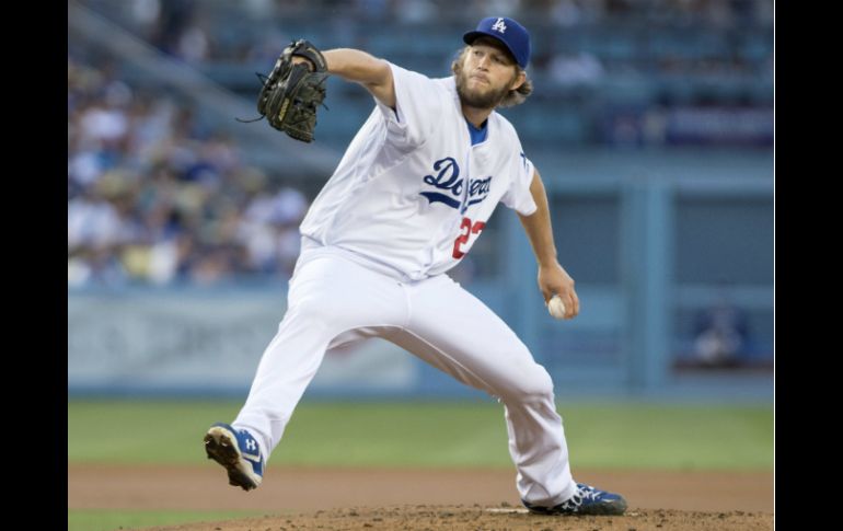 Clayton Kershaw se lució ante 45 mil aficionados en el Dodger Stadium. AP /