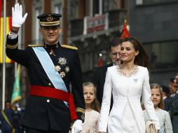 Los reyes de España caminan hacia el Congreso. AFP /