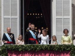 Felipe VI saluda a ciudadanos desde el balcón del Palacio Real junto a su esposa, sus padres y sus hijas. NTX /