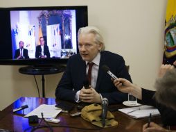 Julian Assange da una conferencia de prensa desde la embajada de Ecuador en Inglaterra, donde se encuentra asilado. AFP /