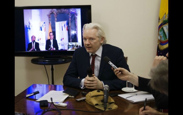 Julian Assange da una conferencia de prensa desde la embajada de Ecuador en Inglaterra, donde se encuentra asilado. AFP /