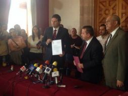 Marco Vinicio Aguilera entrega al congreso de Michoacán la renuncia de Fausto Vallejo. TOMADA DE @gobmichoacan  /