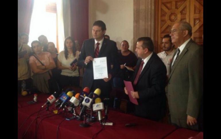 Marco Vinicio Aguilera entrega al congreso de Michoacán la renuncia de Fausto Vallejo. TOMADA DE @gobmichoacan  /