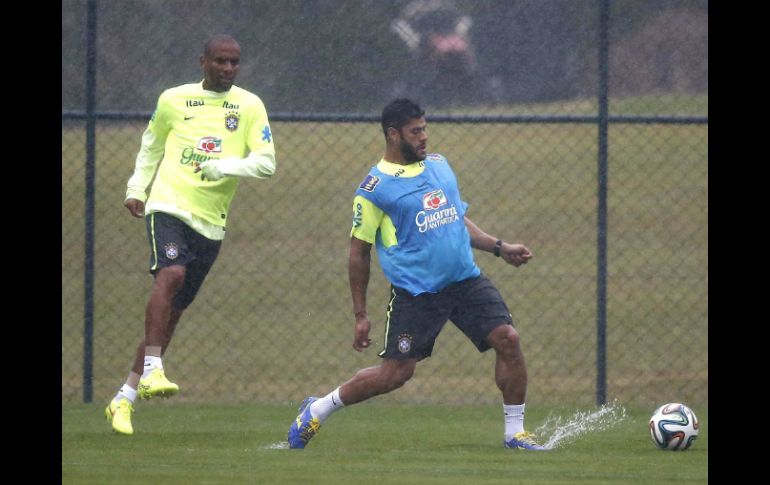 El jugador Hulk (d) fue reemplazado el martes pasado por Ramires ya que el delantero presentó molestias en la pierna izquierda. EFE /