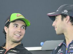 El piloto mexicano de Fórmula Uno del equipo Force India, Sergio Pérez (i), y el piloto australiano de Red Bull, Daniel Ricciardo.  /