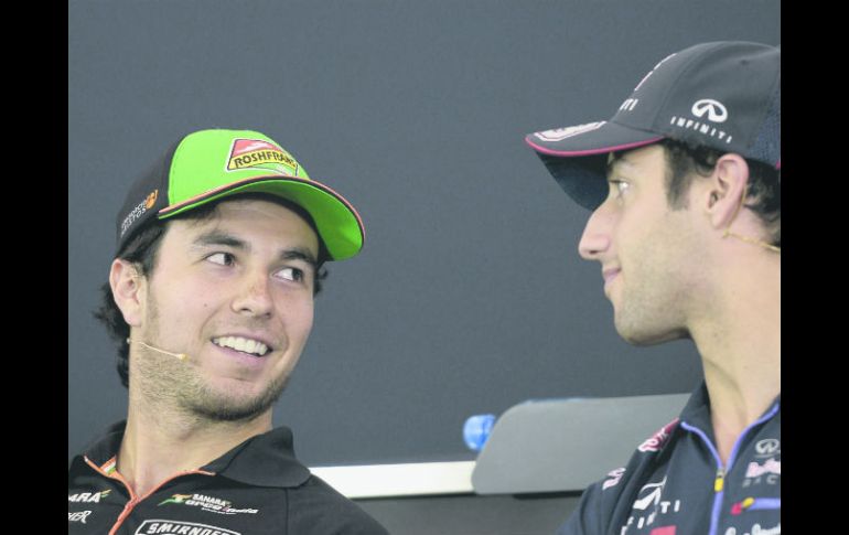 El piloto mexicano de Fórmula Uno del equipo Force India, Sergio Pérez (i), y el piloto australiano de Red Bull, Daniel Ricciardo.  /