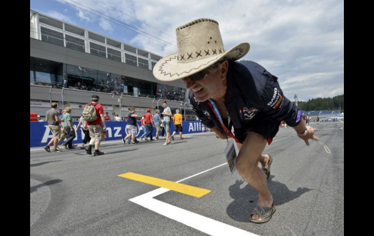 Aficionados recorren el circuito Red Bull Ring durante el día de puertas abiertas en Spielberg, Austria. EFE /