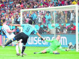 Suárez, que juega en la Premier League de Inglaterra, marcó el segundo y definitivo gol del partido con un potente disparo. AFP /