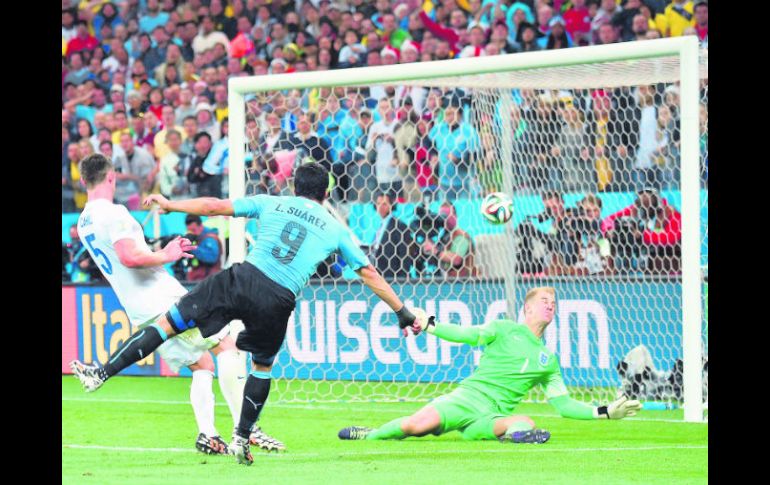 Suárez, que juega en la Premier League de Inglaterra, marcó el segundo y definitivo gol del partido con un potente disparo. AFP /