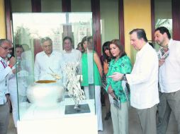 José Antonio Meade, muestra a la canciller de Perú, Eda Rivas, una pieza de la exposición Metales de la Alianza del Pacífico.  /