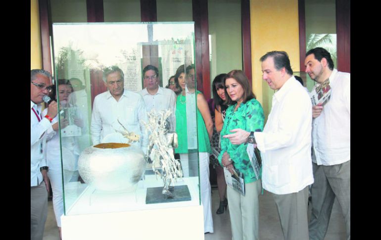 José Antonio Meade, muestra a la canciller de Perú, Eda Rivas, una pieza de la exposición Metales de la Alianza del Pacífico.  /