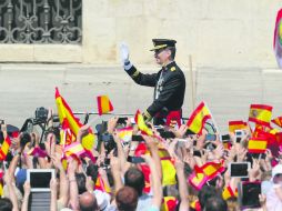 El rey Felipe VI saluda a los ciudadanos españoles a su llegada al Palacio Real de Madrid. AFP /