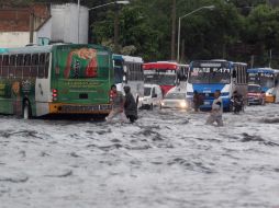 Inundación en el cruce de 16 de Septiembre con Niños Héroes.  /