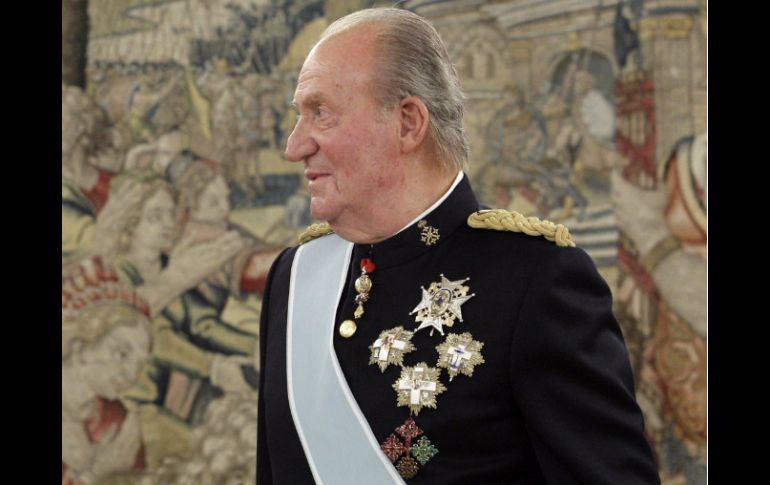 Juan Carlos, de 76 años, pierde su  inviolabilidad como jefe de Estado al firmar su abdicación como rey de España. EFE /