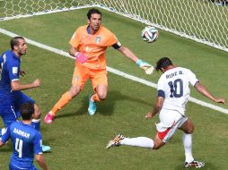 Bryan Ruiz remata con precisión para vencer a Gianluigi Buffon y así entrar a la historia del futbol costarricense. AFP /