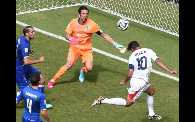 Bryan Ruiz remata con precisión para vencer a Gianluigi Buffon y así entrar a la historia del futbol costarricense. AFP /