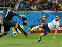 Karim Benzema anota su gol para la selección francesa. AFP /