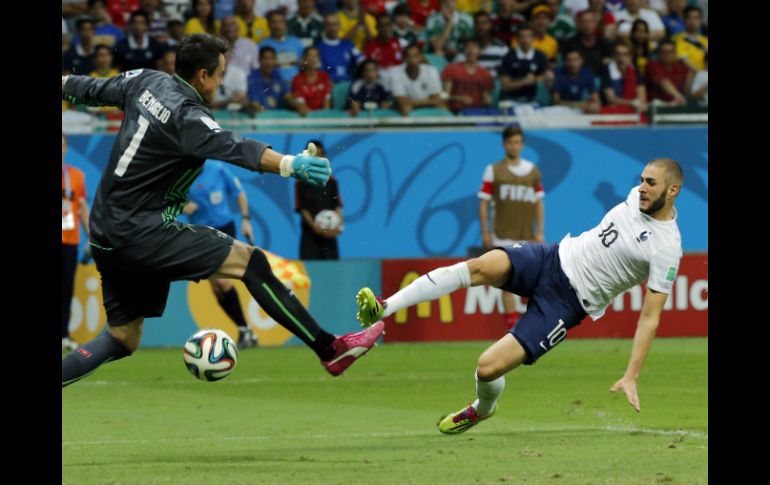 Karim Benzema anota su gol para la selección francesa. AFP /