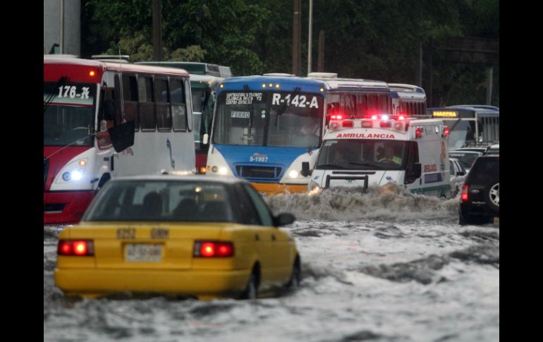 Las lluvias registradas durante la tarde-noche de ayer dejaron daños en varias partes de la ZMG.  /