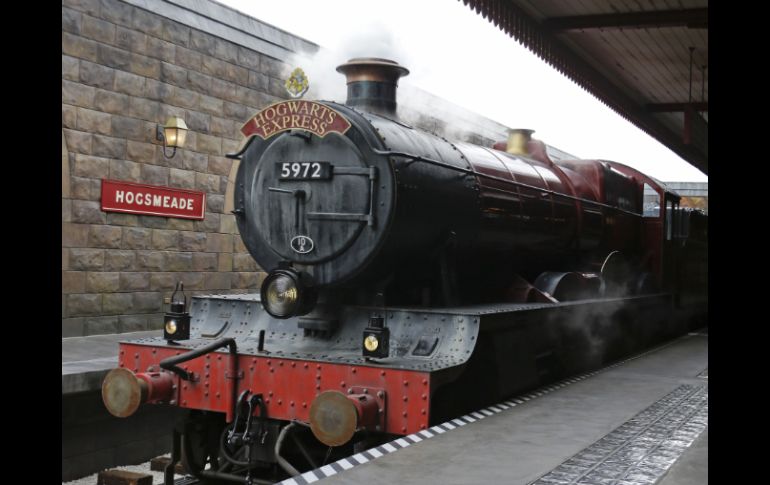 El tren 'Hogwarts Express' es una oportunidad para los visitantes de sumergirse realmente en la ficción. AP /