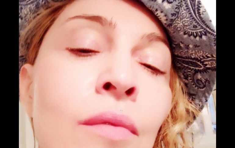 La cantante mostró su piel tersa después de utilizar una mascarilla facial de arcilla de su línea de cuidado de la piel, MDNA skin. ESPECIAL /