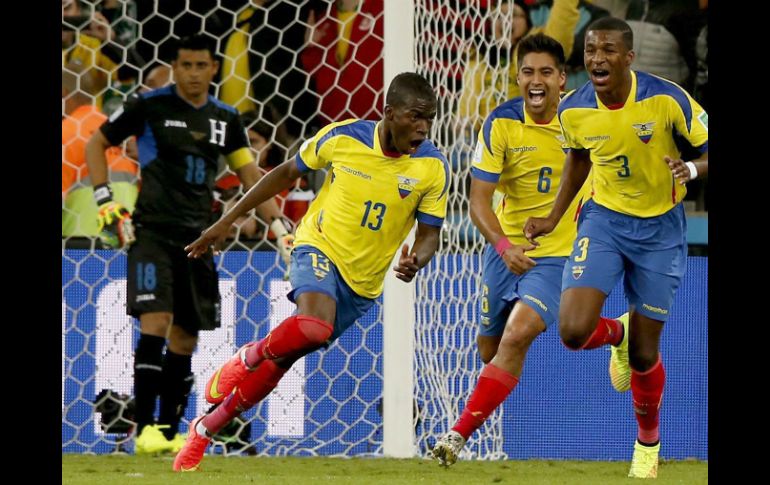 Enner Valencia festeja su segunda anotación para el cuadro ecuatoriano. AP /