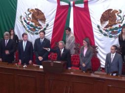 Rinde protesta ante representantes de los tres del poderes del estado y el comisionado Alfredo Castillo. TOMADA DE @gobmichoacan  /