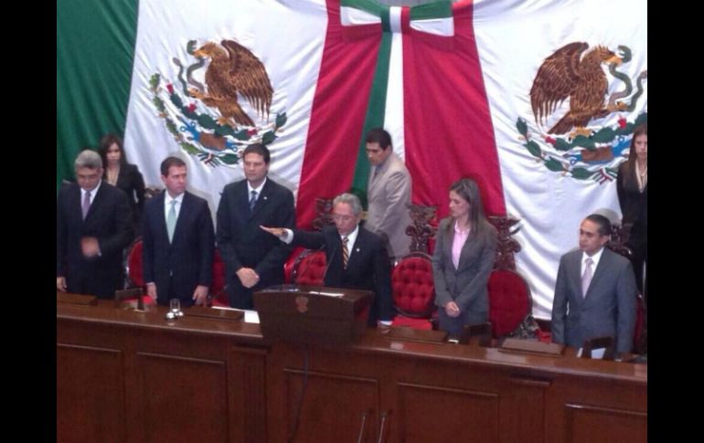 Rinde protesta ante representantes de los tres del poderes del estado y el comisionado Alfredo Castillo. TOMADA DE @gobmichoacan  /