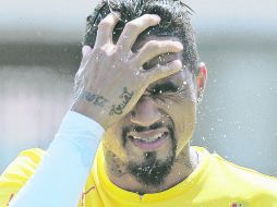 El delantero Kevin-Prince Boateng se refresca durante el entrenamiento. AFP /