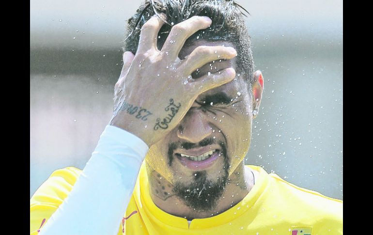 El delantero Kevin-Prince Boateng se refresca durante el entrenamiento. AFP /