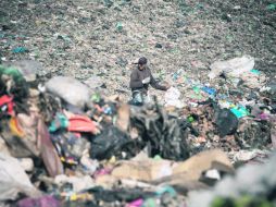 Un trabajador en el vertedero de Zapopan.  /