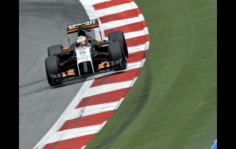 Sergio Pérez conduce durante la segunda sesión de entrenamientos libres para el Gran Premio de Austria de Fórmula Uno. EFE /