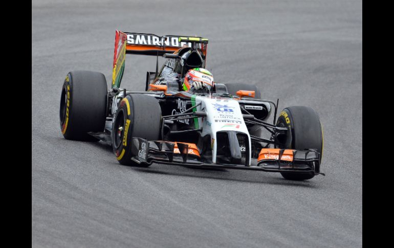 En la Q2, ''Checo'' apostó por la estrategia de una vuelta para pasar a la Q3, sin lograrlo con crono de 1:09.754 minutos. AP /