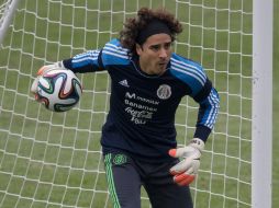 El arquero del Tri, Guillermo Ochoa, sorprendió en el partido México-Brasil por su talento de bloquear los goles de los brasileños. AP /