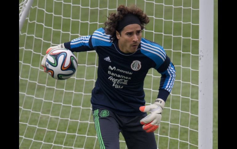 El arquero del Tri, Guillermo Ochoa, sorprendió en el partido México-Brasil por su talento de bloquear los goles de los brasileños. AP /