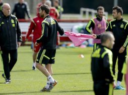 Cesc Fábregas entrega el peto de titularidad a Xabi Alonso. EFE /