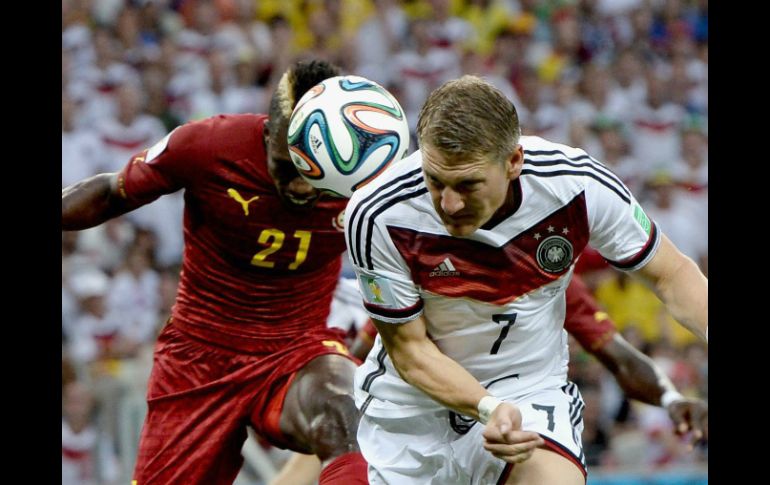 Acción de juego entre los seleccionados de Alemania y Ghana. EFE /