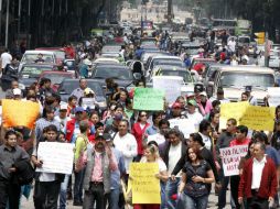 La protesta se da a tres días de anunciar la medida que limita la circulación de autos con más de 15 años de uso. NTX /