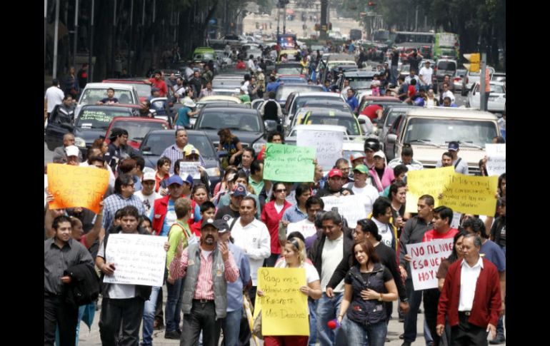 La protesta se da a tres días de anunciar la medida que limita la circulación de autos con más de 15 años de uso. NTX /