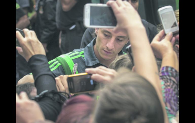 El defensa Andrés Guardado firma autógrafos entre decenas de aficionados en Santos (Brasil). EFE /