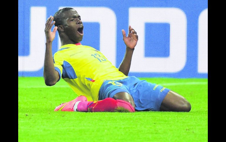 Enner Valencia siempre jugó por la banda izquierda, Reinaldo Rueda y Gustavo Quinteros decidieron ponerlo en la zona de gol. AFP /