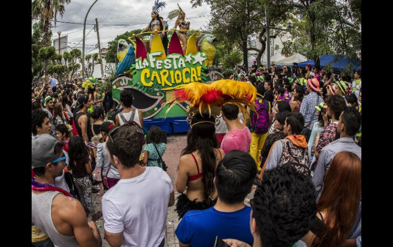 Por un rato las calles de Guadalajara se transformaron en un gran sambódromo, digno de los mejores carnavales de Brasil.  /