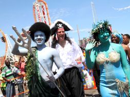 Neptunos, piratas, crustáceos y sirenas acuden a la celebración. AFP /